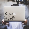 Stickers La Vie Est Belle pour MacBook